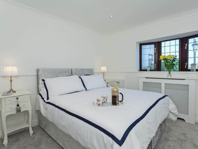 Light and airy double bedroom with en-suite | Buttercup Cottage, Halsall, near Ormskirk