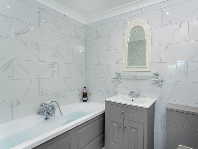 En-suite bathroom | Buttercup Cottage, Halsall, near Ormskirk