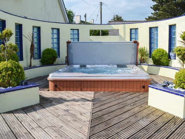 Large hot tub in deco-inspired setting | Pentire, Holbeton, near Ivybridge