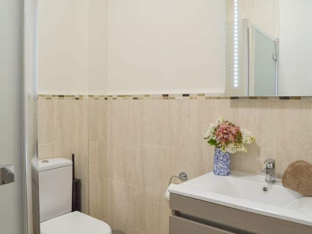 En-suite shower room | Woodlands Dairy Cottage, Adversane, near Billingshurst