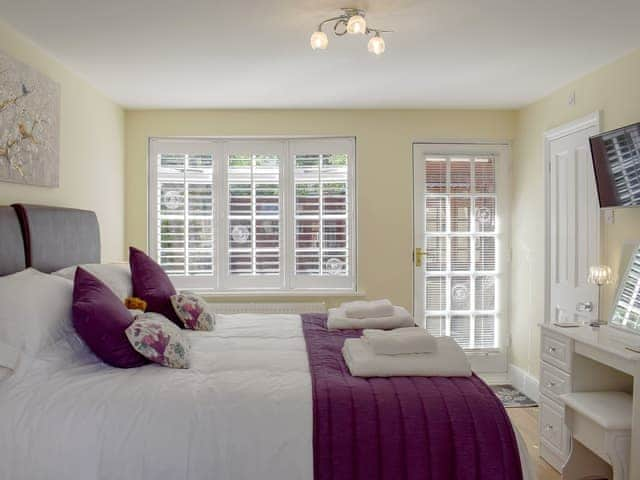 Light and airy double bedroom | The Coach House, Wootton, near Ryde