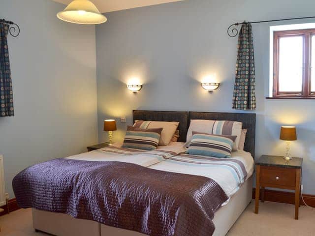Twin bedroom with zip and link beds | Trescowthick Barn, St Newlyn, near Newquay