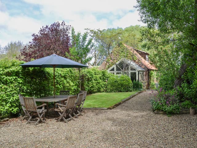 Well planted and well-maintained leafy garden | Mill Cottage, Bielby, near York
