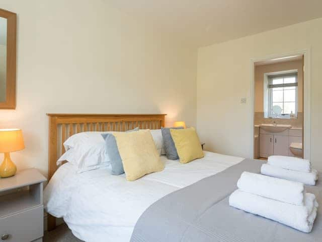 Peaceful en-suite double bedroom | The Barn - Oak Tree Farm, West Witton, near Leyburn