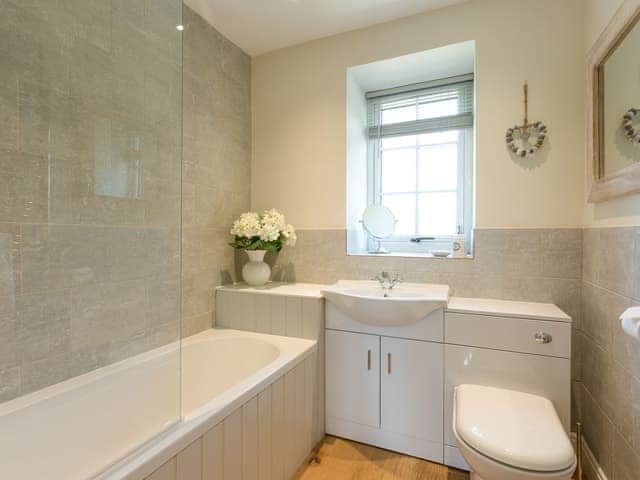 En-suite bathroom with shower over bath | The Barn - Oak Tree Farm, West Witton, near Leyburn