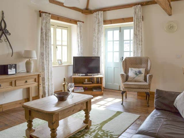 Characterful living and dining room | Broad Leaf - Struncheon Hill Farm, Brandesburton, near Bridlington