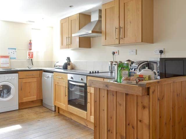 Well-equipped fitted kitchen | Broad Leaf - Struncheon Hill Farm, Brandesburton, near Bridlington