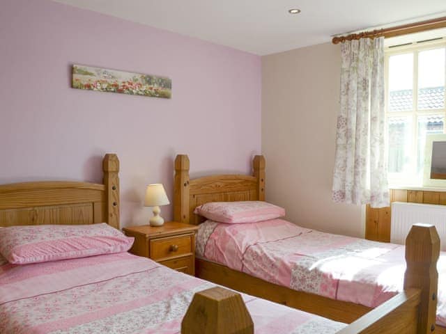 Light and airy twin bedroom | Broad Leaf - Struncheon Hill Farm, Brandesburton, near Bridlington