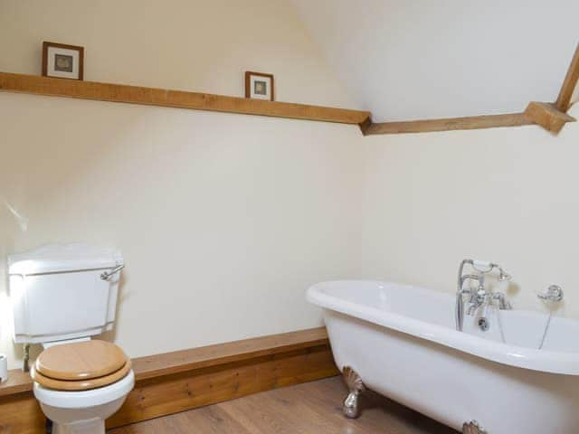 Family bathroom with roll-top bath | Broad Leaf - Struncheon Hill Farm, Brandesburton, near Bridlington