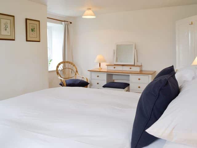 Dressing area within double bedroom | Chaplands, Beaford, near Great Torrington