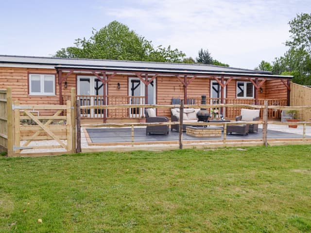 Charming single-storey holiday home | Cedar Lodge, Cowbeech, near Hailsham
