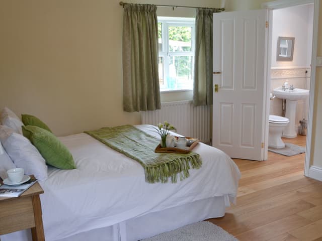 Double bedroom with en-suite | The Gin Gan Cottage, Ryal, near Corbridge
