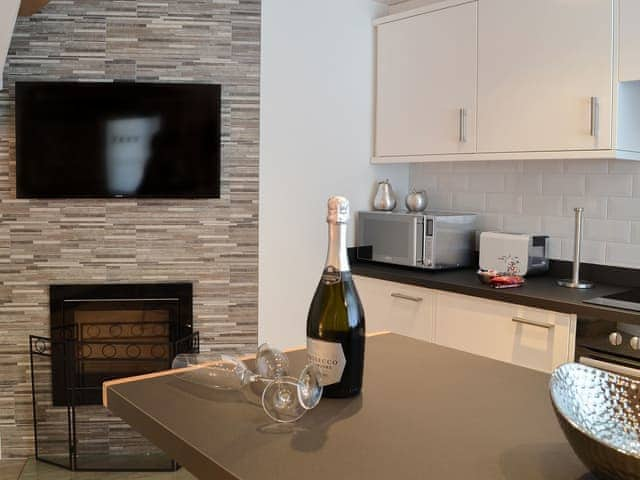 Kitchen area with breakfast bar | Willow Cottage, Great Ryburgh, near Fakenham