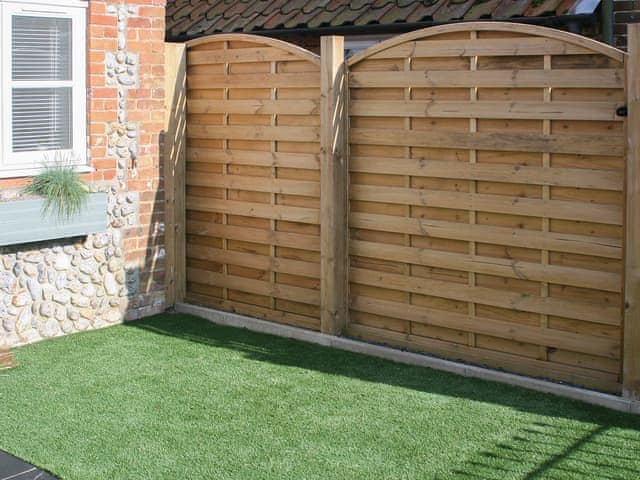 Fenced front garden with hidden seating area | Willow Cottage, Great Ryburgh, near Fakenham