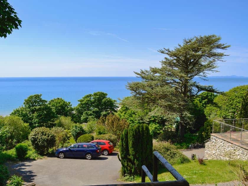 Commanding spectacular views over Cardigan Bay | Woodland Roost, Llanaber, near Barmouth