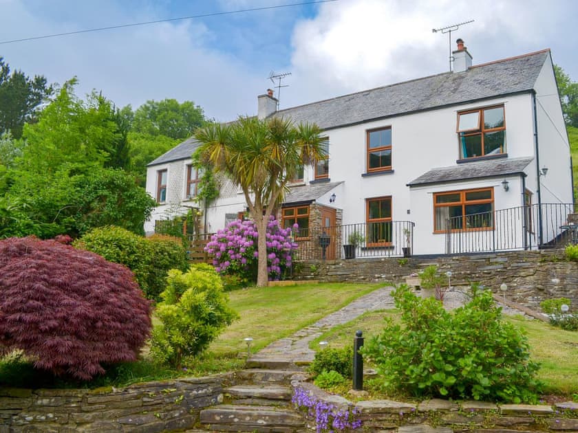 Wonderful holiday property | Hillview Cottage, Millendreath, near Looe