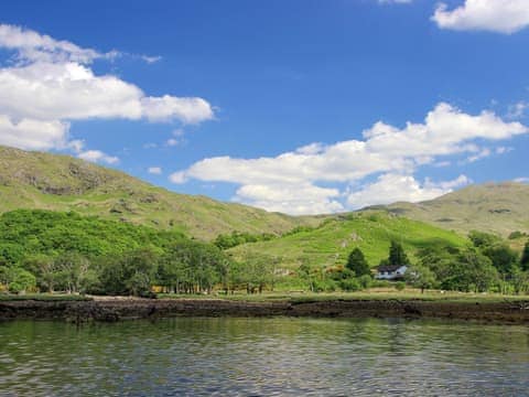 Holiday accommodation in an amazing Loch side location | Invernoe Cottage, Taynuilt, near Oban