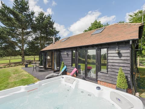 Delightful holiday home with hot tub | Toad Hall Cottage, White Colne, near Colchester