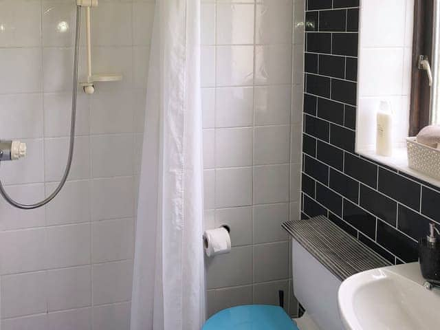 En-suite wet room with wc | Manacle View, St Keverne, near Helston