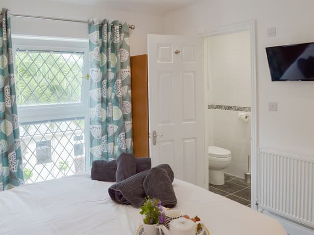 Double bedroom with en-suite | Samphire Lodge, Brixham