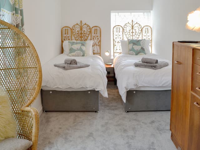 Attractive twin bedroom with en-suite | Samphire Lodge, Brixham