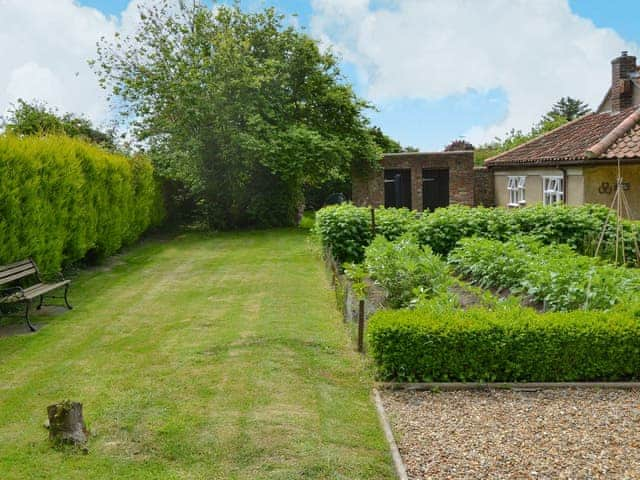 Attractive lawned garden | Forge Cottage, Happisburgh