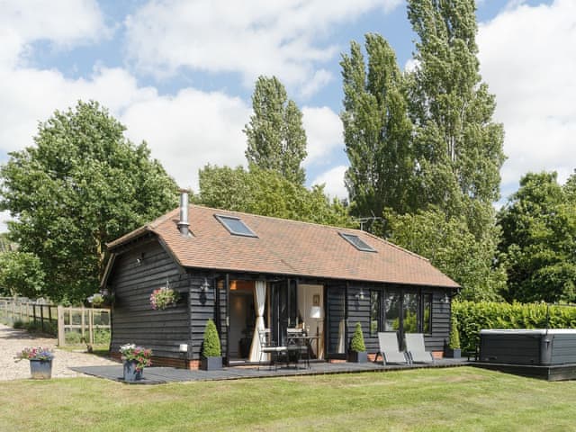 Charming south-facing countryside getaway | Toad Hall Cottage, White Colne, near Colchester