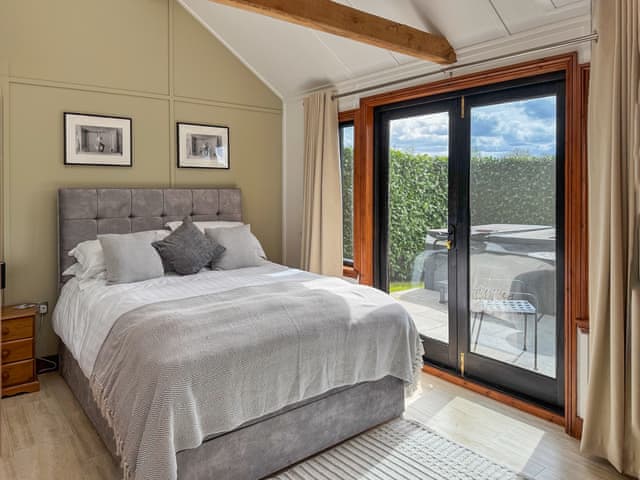 Relaxing en-suite double bedroom | Toad Hall Cottage, White Colne, near Colchester