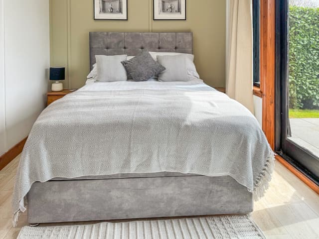 Peaceful en-suite double bedroom | Toad Hall Cottage, White Colne, near Colchester