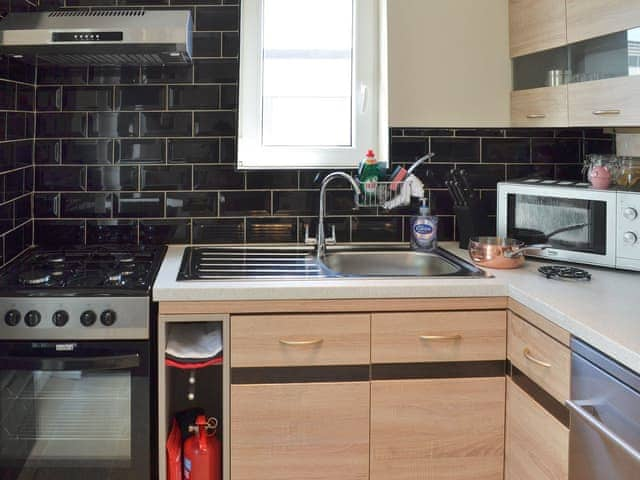 Compact, yet well equipped kitchen area | Tonto&rsquo;s View, Sorley Green Cross, near Kingsbridge