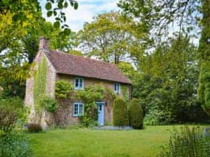 Charming detached holiday home | Yew Tree Cottage, Passfield Common, near Liphook