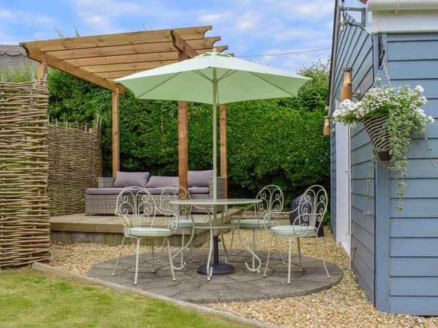 Relaxing sitting-out-area | Harrys Hut, Brighstone, near Freshwater