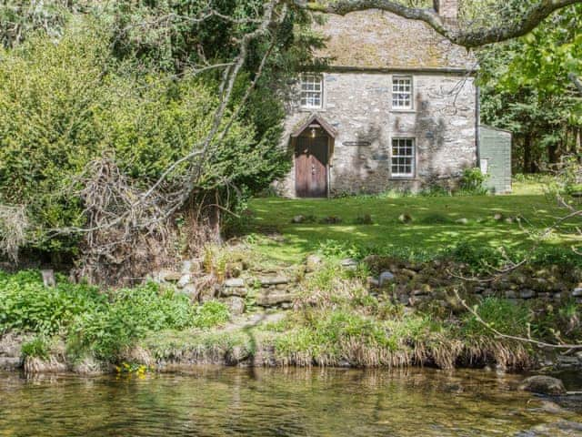 Exterior | Gardener&rsquo;s Bothy, Glenprosen, by Kirriemuir