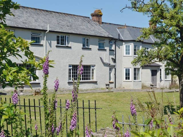 Conifers, sleeps 10 in Chulmleigh.