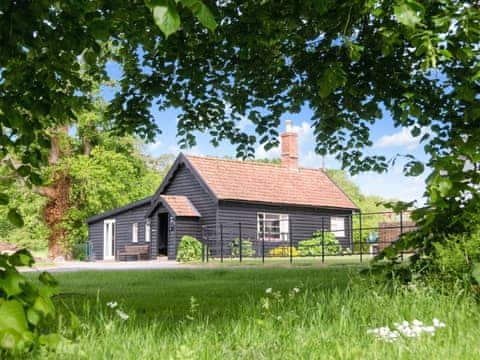 Quaint, attractive holiday lodge | The Shooting Lodge - Stowlangtoft Estate, Bury St. Edmunds