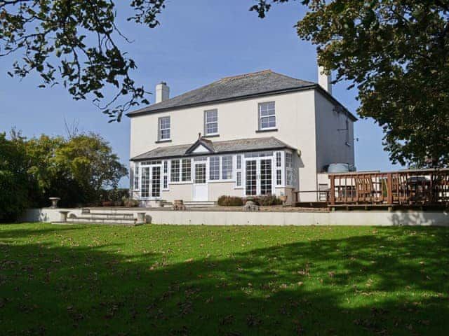 Trew House, sleeps 12 in Bude.