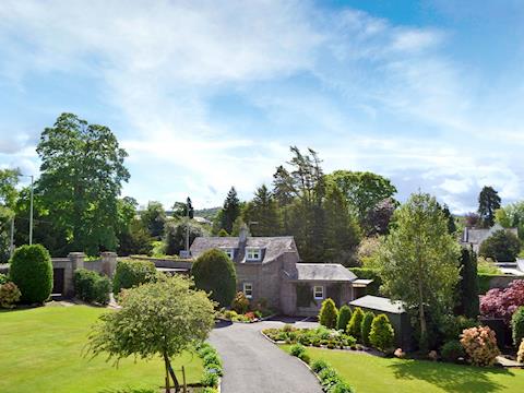 Wonderful property set in a secluded mature garden on the banks of the River Taym | Boatland Cottage, Perth