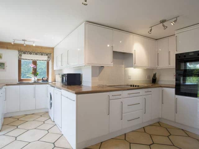 Open plan living/dining room/kitchen | Saunders Oast Barn, Guestling, nr. Hastings