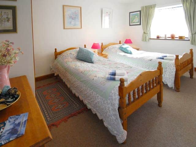 Twin bedroom | Robin&rsquo;s Nest, Kerrow Farm, Sennen