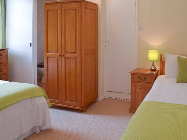 Twin bedroom | Gibson Apartment - Rosecraddoc Manor, Liskeard