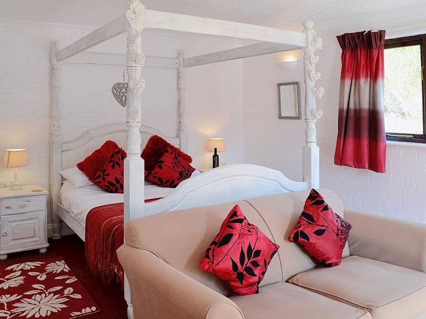 Four Poster bedroom | River View Cottage - Rosecraddoc Manor, Liskeard