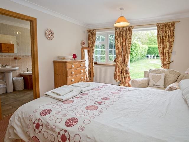 Double bedroom with En-Suite | Crabtrees, Ringstead