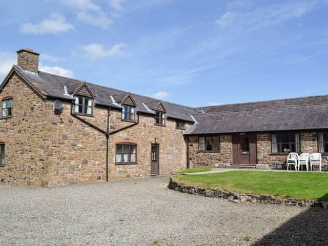 Halford Big Barn, sleeps 18 in Craven Arms.