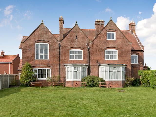 St Peter Court, sleeps 17 in Happisburgh.