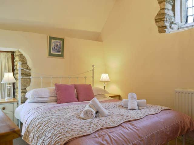 Cosy and romantic galleried bedroom | The Dovecote, Thrupp, Kidlington