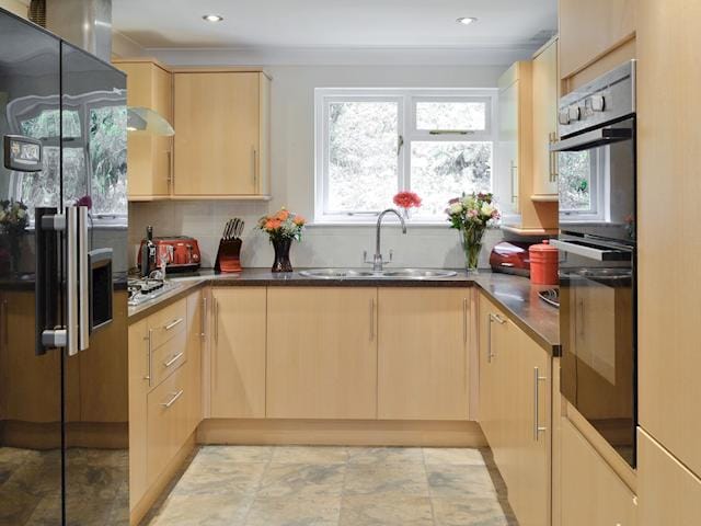 Well-equipped fitted kitchen | Riverside Cottage - Rosecraddoc Manor, Liskeard