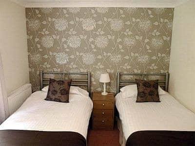 Twin bedroom | Rosecraddoc Manor - Riverside Villa, Liskeard