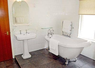 Bathroom | Rosecraddoc Manor - Riverside Villa, Liskeard