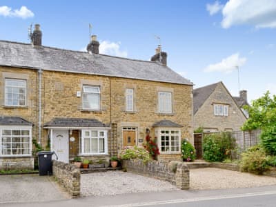 Exterior to the left with white door | Dolls Cottage, Bourton-on-the-Water