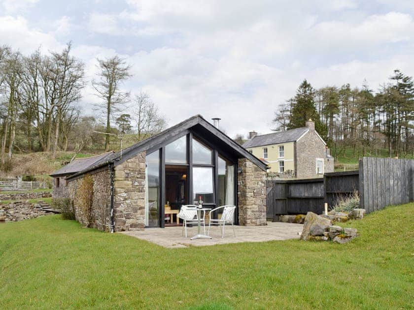 Attractive stone-built holiday lodge | Cennen Cottages at Blaenllynnant, Y Bwthyn, Gwynfe, Llangadog